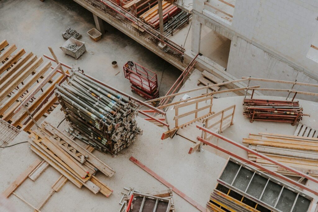 a large group of wooden beams sitting on top of a cement floor
